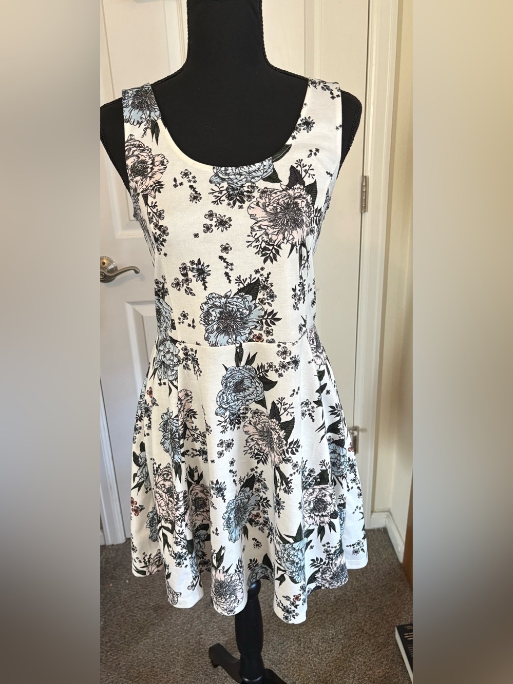 H&M Sleeveless White Floral Fit & Flare Dress